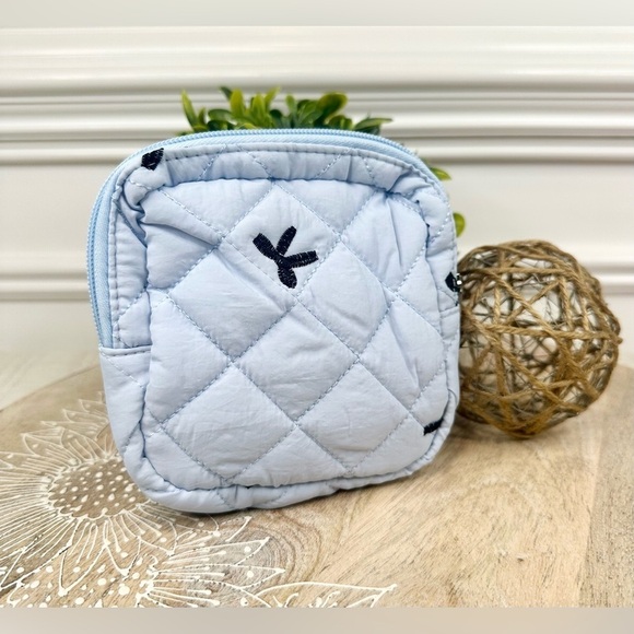 Cute Quilted Cosmetic Bag, Toiletry Bag with Bows - Picture 4 of 9